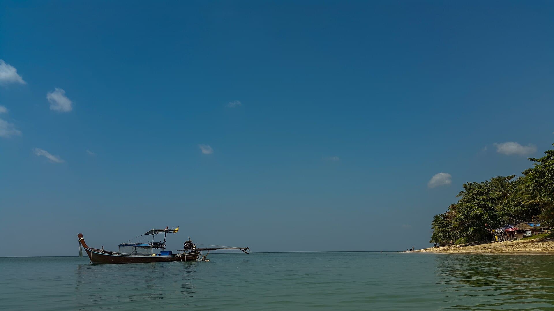 Longtail-Boot vor einem Strand auf Koh Lanta, Provinz Krabi
